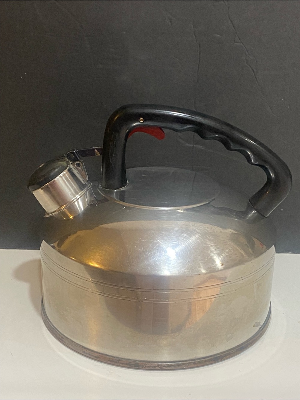 Vintage West Bend "Trig" 2.5-quart singing tea kettle